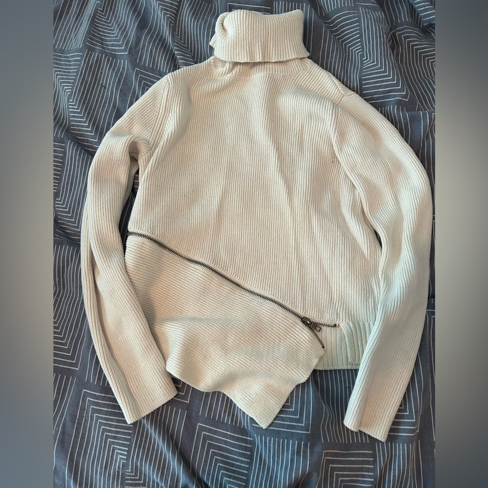 Banana Republic sweater with zipper detail. XS